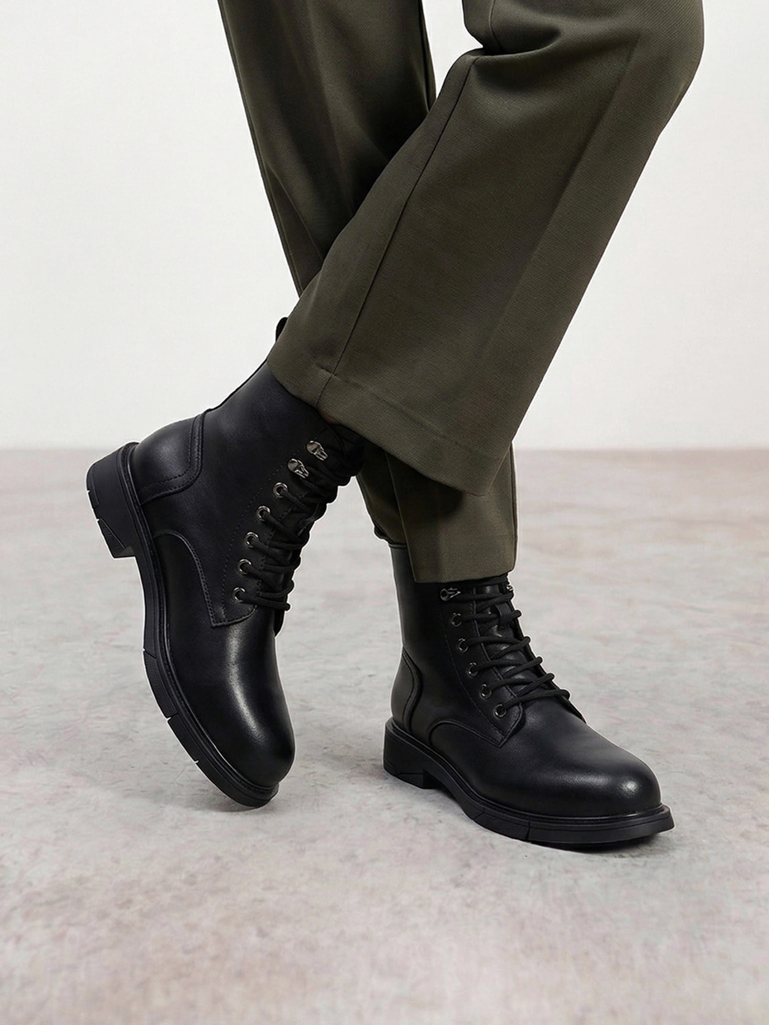 Ботинки-дерби черного цвета из натуральной кожи